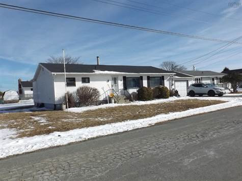 8 Oak Drive in Houses for Sale in Yarmouth