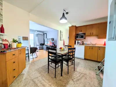 Appartement 4 et demi dans un immeuble situé à Lévis dans le secteur St-Romuald. Cet immeuble de 12...