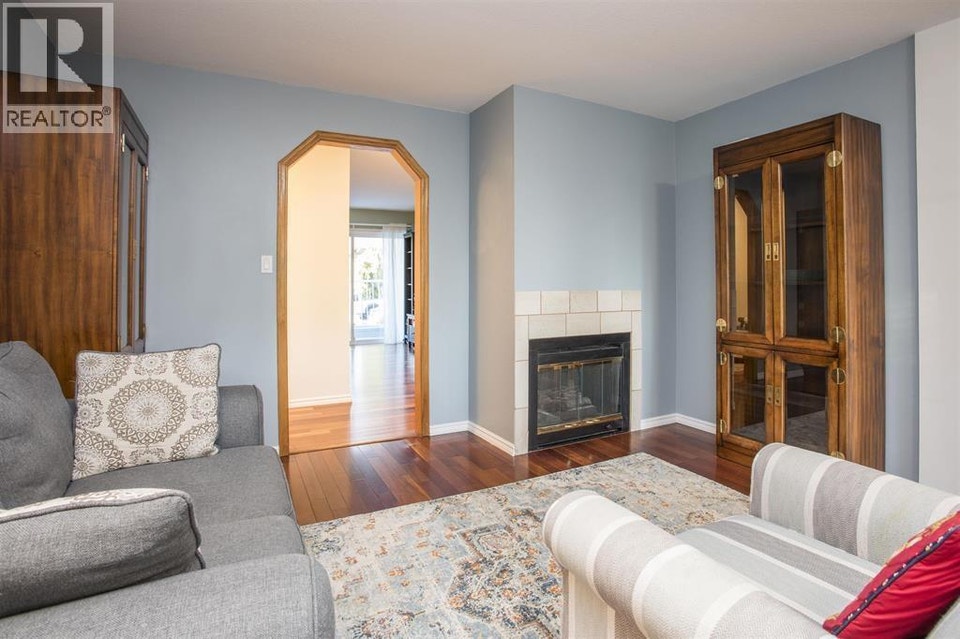 Upper-9890 LYNDHURST STREET Burnaby, British Columbia 3