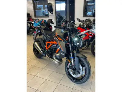 KTM 1390 SUPER DUKE R EVO 2026 LE SEUL ET UNIQUE DISPONIBLE CHEZ ROCKMOTOSPORT! La KTM 1390 SUPER DU...