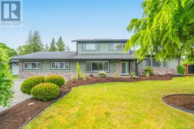 OPEN HOUSE SAT JUNE 28 11-1:00PM.. FAMILY HOME...Meticulously maintained, updated two story home. Lo...
