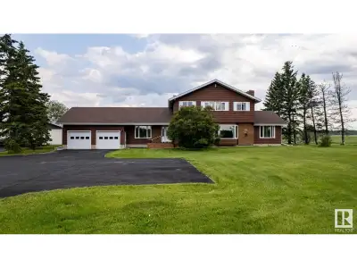 A RARE FIND! A SUPERB ACREAGE IN A UNIQUE SUB-DIVISION JUST 15 MINUTES FROM SHERWOOD PARK IN TWIN IS...