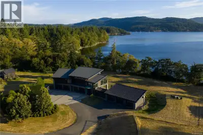 Roundstone Estate – A luxury equestrian property by the Sea. Set on nearly 14 acres, including 236 f...