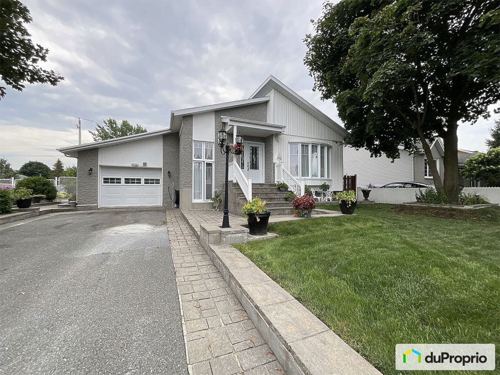 $685,000 - Bungalow for sale in St-Basile-Le-Grand — photo 1