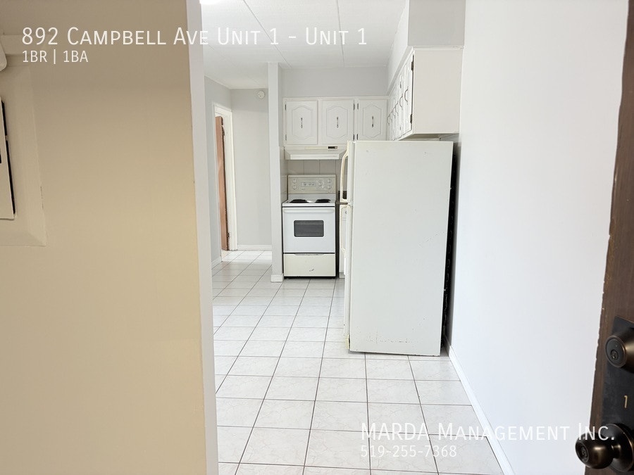 COZY 1 BED/1 BATH MAIN FLOOR -CLOSE TO U OF W + HYDRO! 2