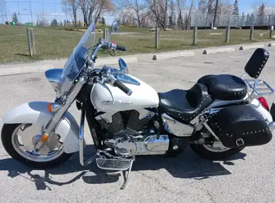 2008 Honda VTX 1300R - Excellent condition overall, needs nothing just a rider. Call Robin @ 403.333...