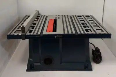 In good working condition Mastercraft 10" Table Saw Model: 55-6833-2 Does not come with accessories...