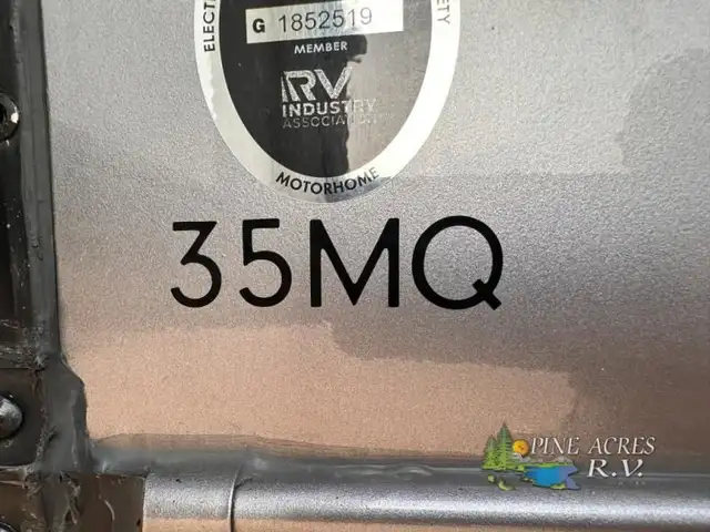 2022 Thor Motor Coach Challenger 35MQ only 6,310 Miles in RVs & Motorhomes in Moncton - Image 77