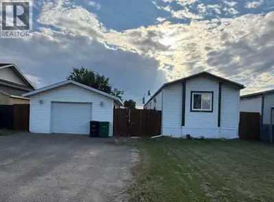 Are you looking for a new home in High Level, Alberta? This property comes complete with a 1998 mobi...