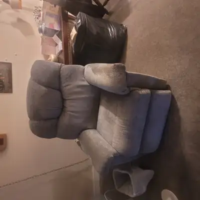 Lazyboy lift chair in very good condition. Non smoking and non pet home. Heat, Vibration and lift al...