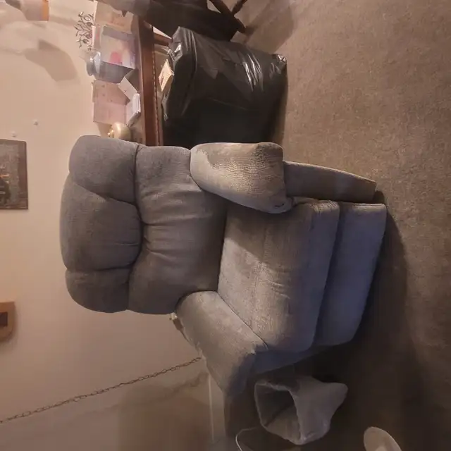 Gently used Lazyboy lift chair in Chairs & Recliners in Edmonton - Image 2