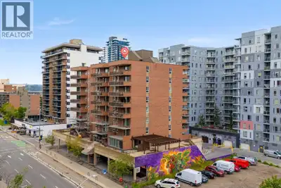 With a Walk Score of 90, this home puts you within easy walking distance of restaurants, cafés, shop...