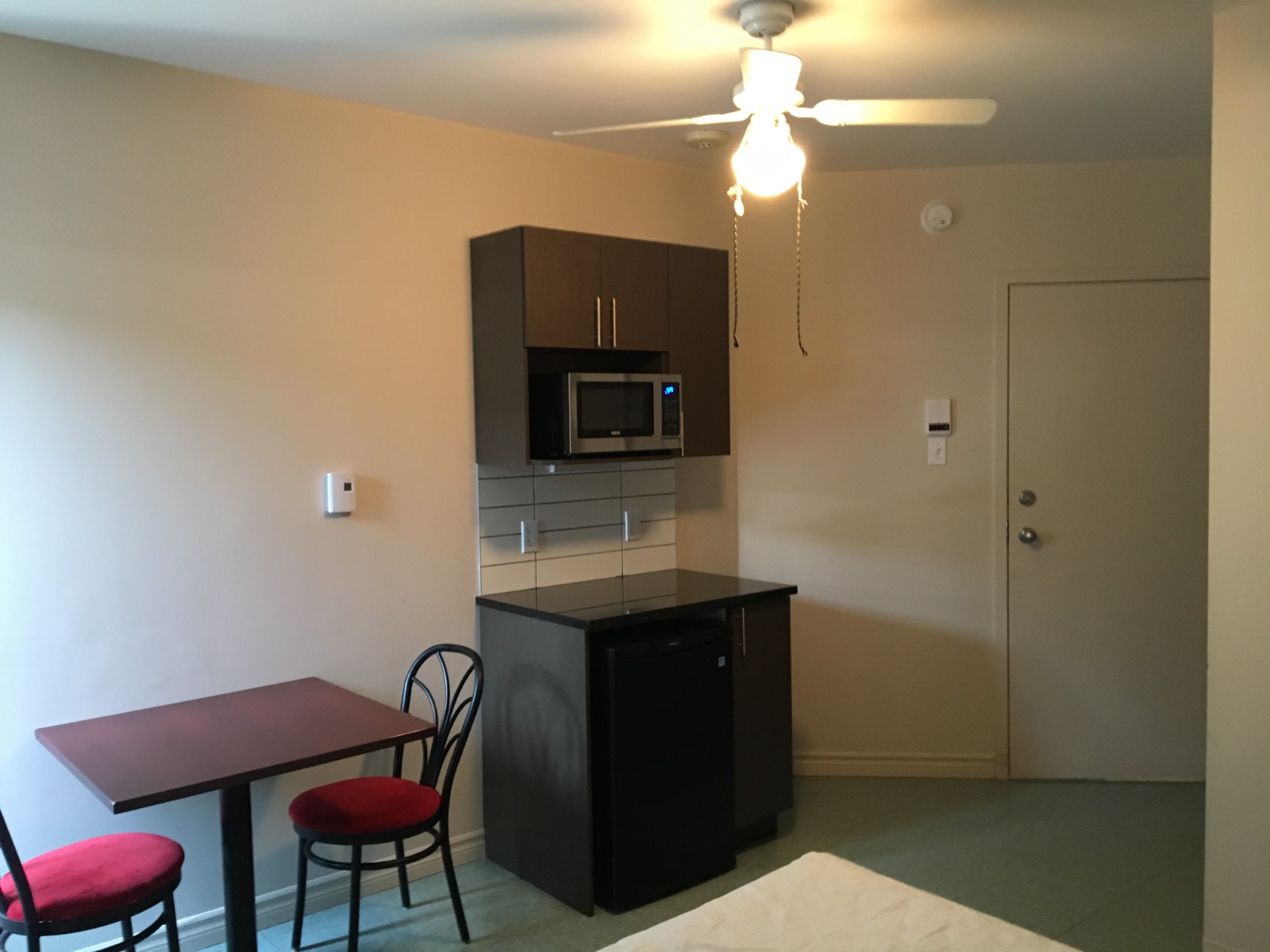 ***Montréal , chambre avec toilette partagée ou privée*** — photo 3