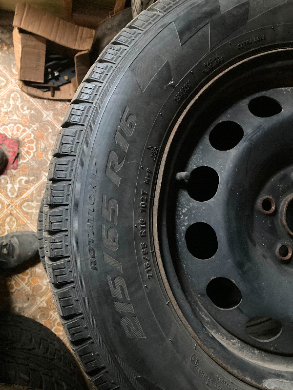 4x pneus hiver 215 65 16 pirelli sur roue vw tiguan 2016 5x112 dans Pneus et jantes  à Drummondville - Image 4