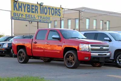 2010 Chevrolet Silverado 1500 Z71 4x4 Crew Cab with 294,857 highway kilometers. Powered by the relia...
