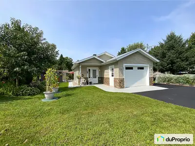 Découvrez cette perle rare: un charmant bungalow de 1 060 pi² offrant une vue imprenable sur l'eau,...