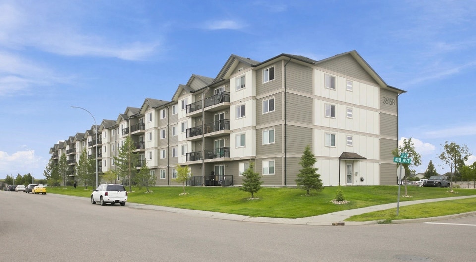 Pet-Friendly Three Bedroom One Bath with In-suite Laundry for Re 1