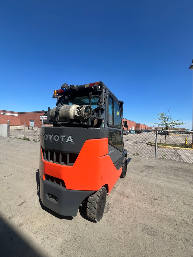 Toyota 8000lbs CAP LPG Forklift  Heated Cab & Fork-Positioner in Heavy Equipment in Mississauga / Peel Region - Image 6