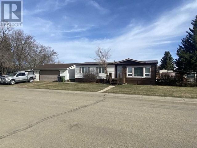 6402 51 Street Ponoka, Alberta in Houses for Sale in Edmonton - Image 2