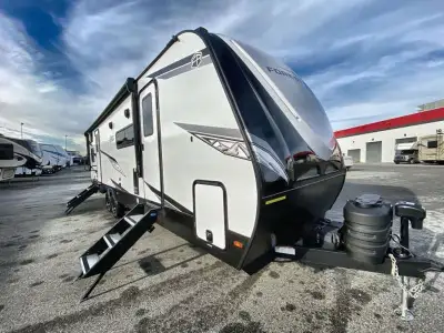 EAST TO WEST Alta travel trailer 2800KBH highlights: Large Slide out Countertop Extension 21' Power...