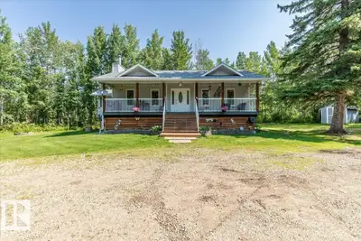 This Immaculate 1.56 acre property close to the lake hosts a Fully Finished home, Double Detached Ga...