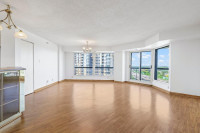 Grand condo avec garage et vue panoramique à Brossard