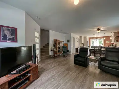 Spacieuse maison de ville de coin sans sous-sol, secteur recherché, près de tous les services, cour...