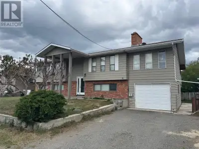 Nice size home approx. 2753 sq.ft. and close to all amenities. Great investment or starter home with...