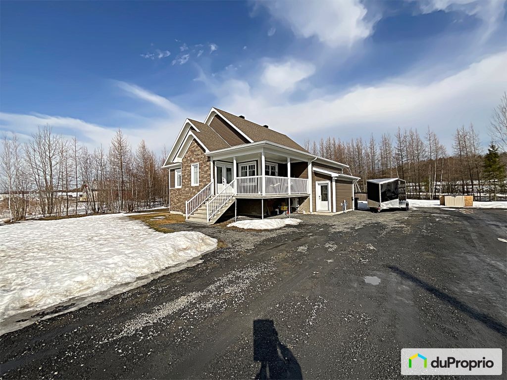 $574,900 - Bungalow for sale in Valcourt — photo 1