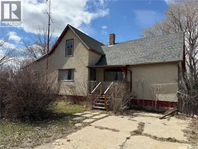 1225 Halifax Street in Halbrite, SK. This home is ready for someone to scoop up and put their TLC in...