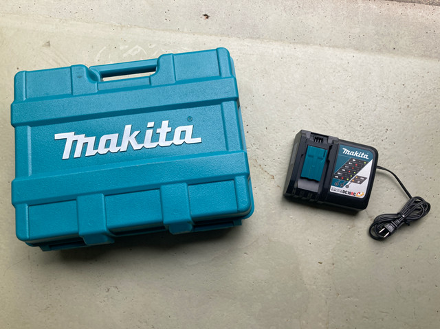 MAKITA BATTERY CHARGER & CARRYING CASE in Power Tools in Mississauga / Peel Region