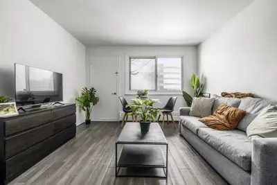 Appartement 1 et demi, meublé, situé dans un complexe immobilier localisé à Sainte-Foy à proximité d...