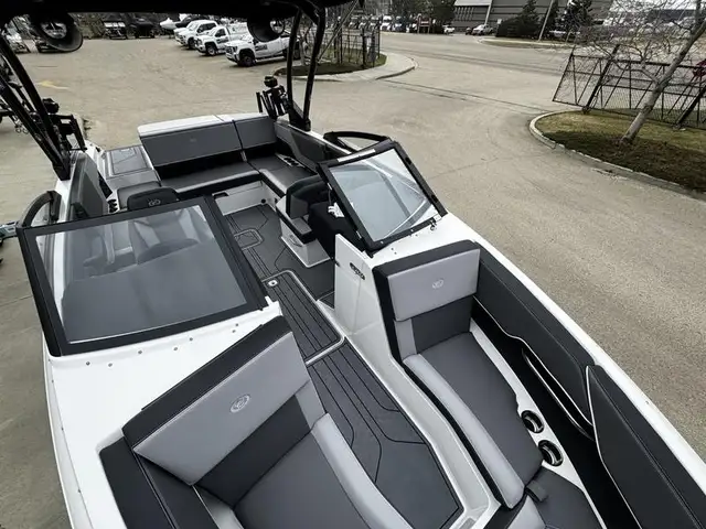 2025 Cobalt Boats CS23 Surf in Powerboats & Motorboats in Saskatoon - Image 11