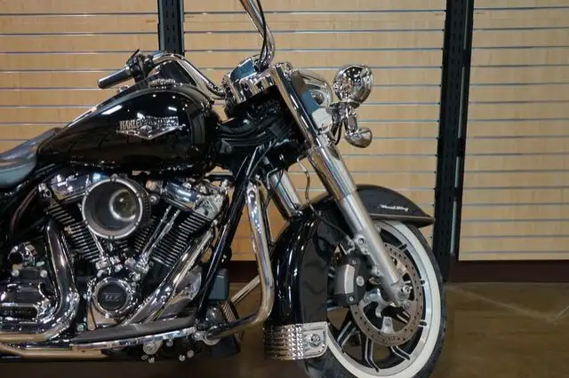 2018 Harley-Davidson FLHR - Road King in Sport Touring in Medicine Hat - Image 5