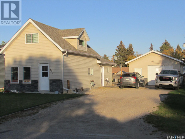 807 Centre STREET Nipawin, Saskatchewan in Houses for Sale in Nipawin - Image 3