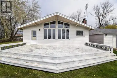 Ideal lakefront 3 bedroom 3 season cottage on Lake Erie. 30 minutes south of Grimsby. Shows very wel...