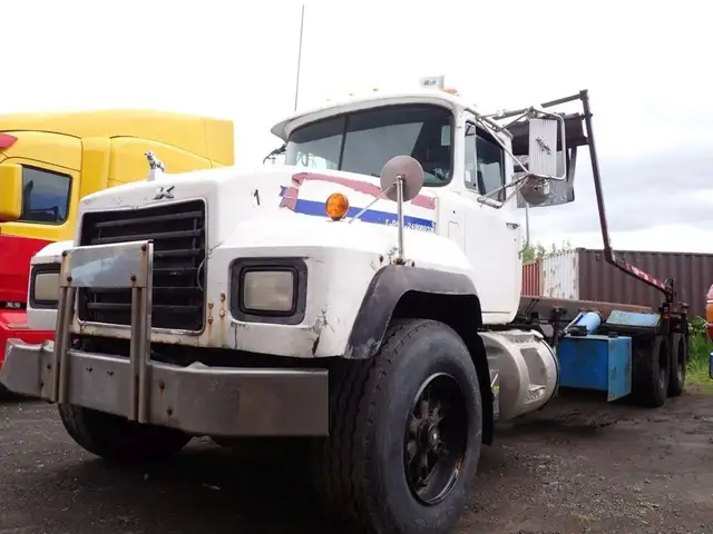 2001 Mack RB688S in Heavy Trucks in Longueuil / South Shore - Image 4