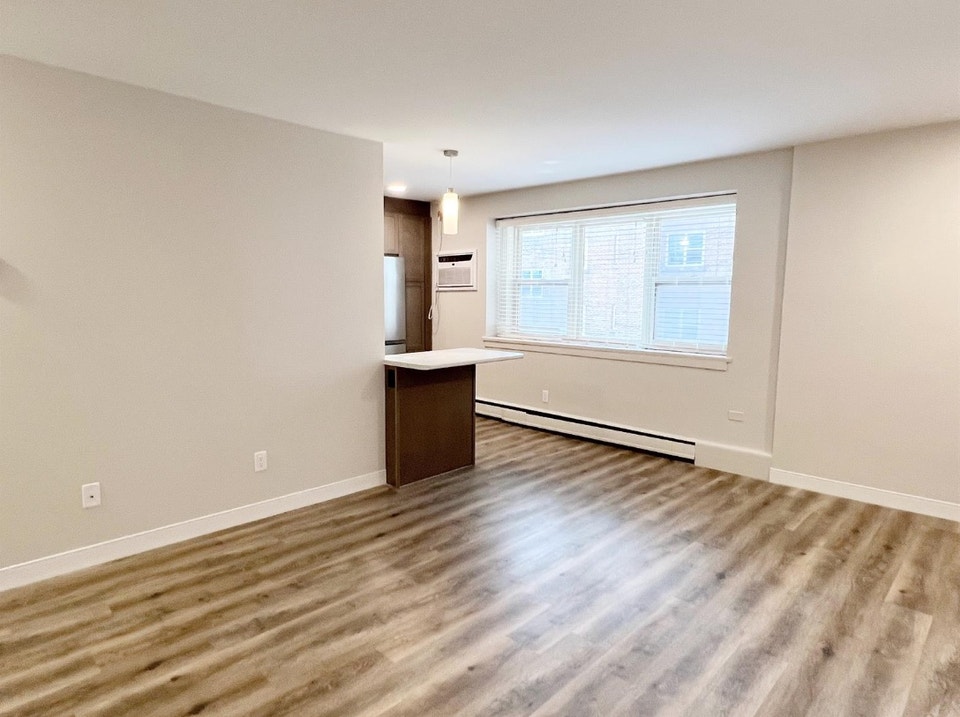 AVAILABLE NOW! $1149 Beautiful Studio Suite in Downtown! 3