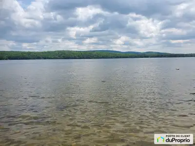 Terrain bord de l'eau avec plage. Très beau grand lac navigeable. Lac aux Castors à La Minerve. Une...