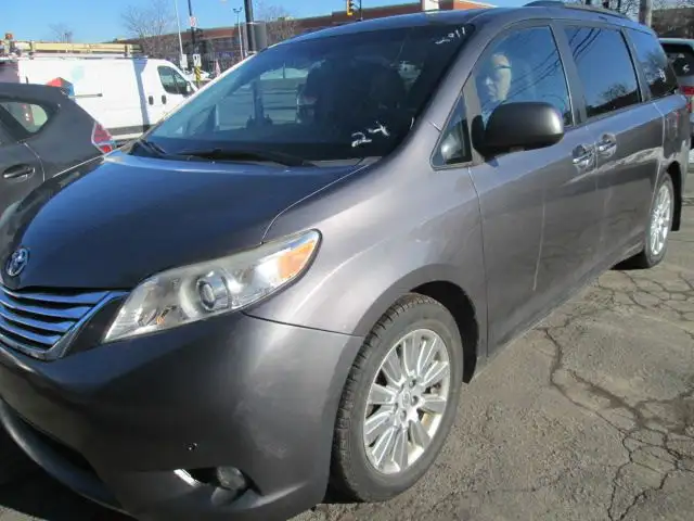 2011 Toyota Sienna Limited AWD in Cars & Trucks in City of Montréal - Image 21