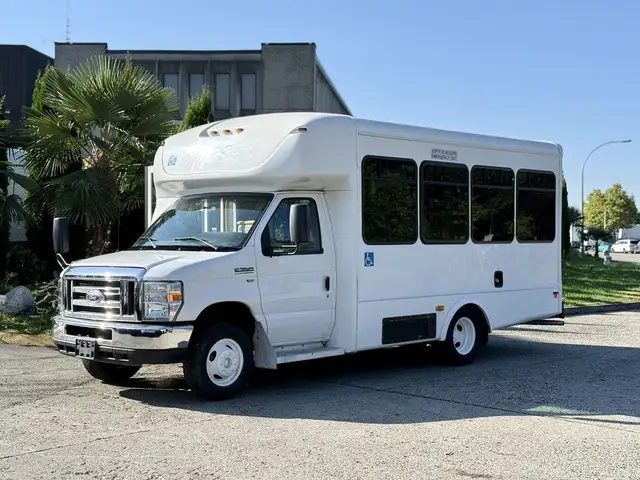 2016 Ford E-350 Econoline Super Duty 8 Passenger Wheelchair Acce in Heavy Trucks in City of Montréal - Image 6