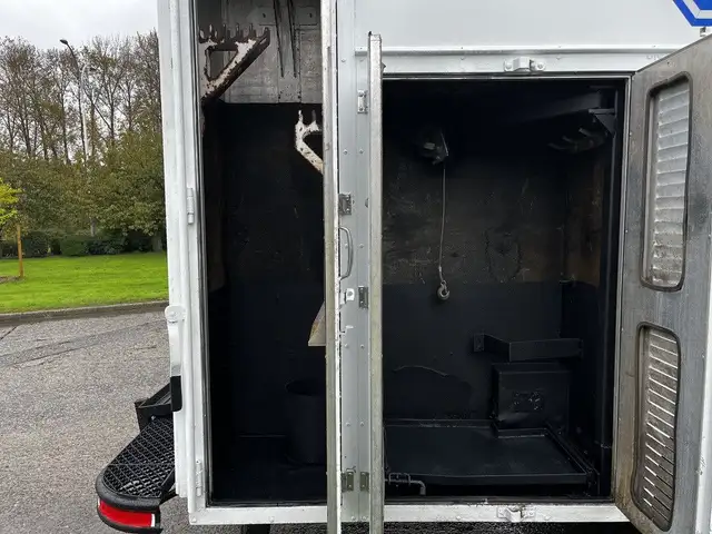 2005 Morgan Olson Workhorse 14 Foot Step Van with Shelving in Heavy Trucks in City of Montréal - Image 17