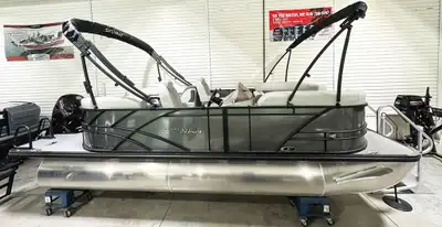 2025 SYLVAN X1 – PC2108 – Carbon The Sylvan Mirage X1 is the epitome of a performance pontoon, blend...