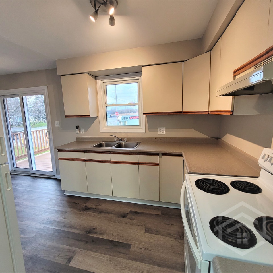 2 Bedroom Apartment with Shed!! 3