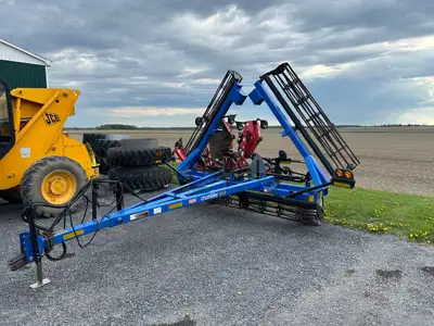 Very Nice 25' Land Crumbler (Seed Bed Finisher) Lights , Hydraulic Fold , Like New Case IH built the...