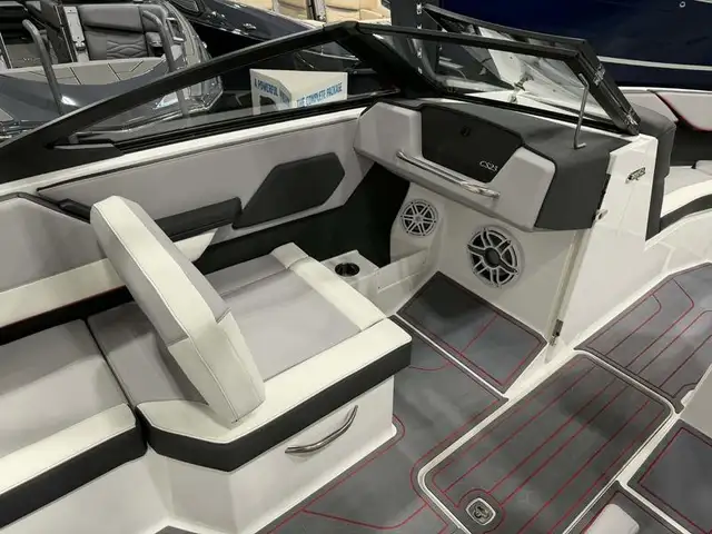 2025 Cobalt Boats CS23 Surf in Powerboats & Motorboats in Saskatoon - Image 9