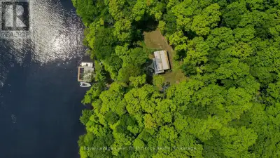 The quintessential "Little Cottage by the Lake" as featured in Cottage Life Magazine, with spacious...