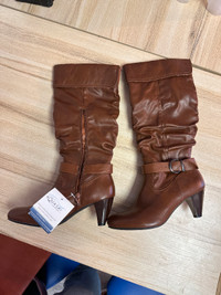 Women's Size 39 Brown Heel High Knee Round Toe Boots.