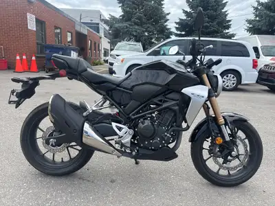 Check out this 2022 Honda CB300R with only 6,915kms. Be sure to follow us on Instagram @primelineaut...