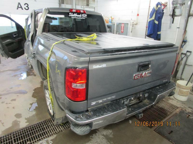 2014 2019 GMC SIERRA AND SILVERADO TAILGATE W/CAM FENDER LIGHTS in Auto Body Parts in Mississauga / Peel Region - Image 3